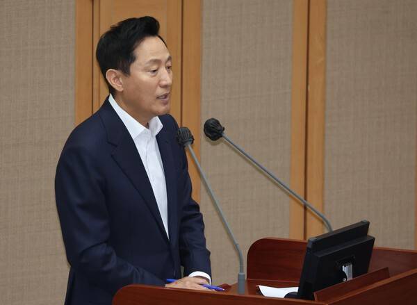 오세훈 서울시장이 11일 서울 중구 서울시의회에서 열린 제331회 정례회 시정질문에 참석, 토지거래허가제와 관련한 질문에 답하고 있다. 2025.6.11 / 연합뉴스