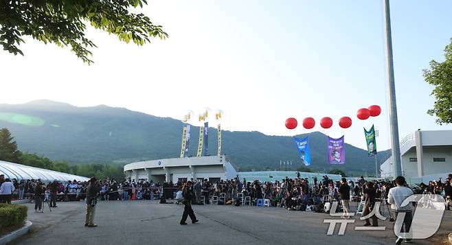 방탄소년단(BTS)의 지민과 정국이 제대하는 11일 오전 경기도 연천군 연천공설운동장에 아미(방탄소년단 팬덤명)들과 취재진들로 북적이고 있다. 2025.6.11/뉴스1 ⓒ News1 권현진 기자