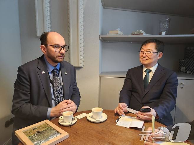 전쟁기념사업회 대표단은 지난 9일 라트비아를 방문했다고 11일 밝혔다. 아리스 비간츠 라트비아 외교부 제재담당특별대사와 백승주 전쟁기념사업회장이 면담을 하고 있다. (전쟁기념사업회 제공. 재판매 및 DB 금지) 2025.6.11/뉴스1 ⓒ News1 이연주 기자