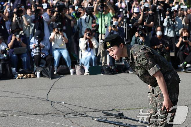 방탄소년단(BTS)의 지민이 11일 오전 경기도 연천군 연천공설운동장에서 군 복무를 마친 뒤 군복무를 마친 뒤 전역 인사를 하고 있다. ⓒ News1 권현진 기자