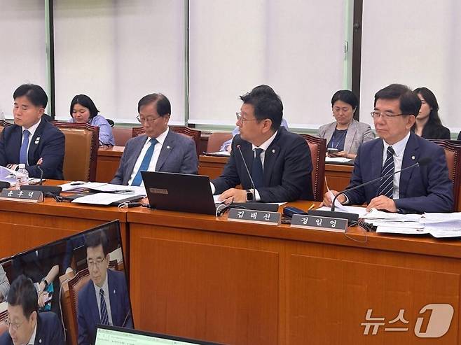 김태선 더불어민주당 의원(울산 동구)은 전날 국회에서 열린 ‘2025 경주 APEC 정상회의 지원 특별위원회’ 회의에서 질의응답을 하고 있다.(김태선 의원실 제공. 재판매 및 DB 금지) /뉴스1