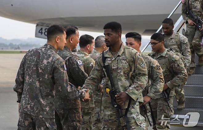 지난달 30일 경기 오산 공군 기지에 도착한 제 4보병사단 예하 제 1스트라이커여단 전투단 장병들을 대한민국 육군 장병들이 환영하고 있다. (미 육군 제공)