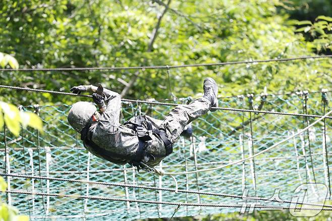 11일 국군간호사관학교 생도들이 전남 화순군 육군보병학교 동복유격훈련장에서 높은곳에서 매달려 장애물극복훈련을 하고있다. 2025.6.11/뉴스1 ⓒ News1 김태성 기자