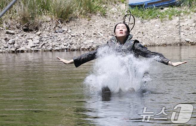 11일 국군간호사관학교 생도들이 전남 화순군 육군보병학교 동복유격훈련장에서 하천 하향횡단훈련을 하고 있다. 2025.6.11/뉴스1 ⓒ News1 김태성 기자