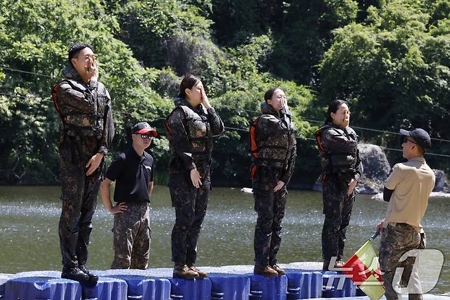 11일 국군간호사관학교 생도들이 전남 화순군 육군보병학교 동복유격훈련장에서 하천 하향횡단훈련을 하기위해 준비자세를 하고있다. 2025.6.11/뉴스1 ⓒ News1 김태성 기자