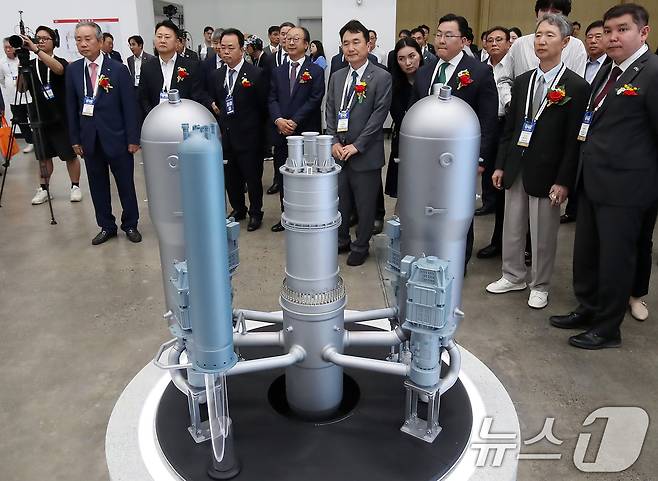 11일 대구 북구 엑스코(EXCO)에서 개막한 '2025 대한민국 전기산업 엑스포'를 찾은 내빈들이 두산에너빌리티 부스에 전시된 원자로냉각재계통(Reactor Coolant System) 모형을 살펴보며 관계자 설명을 듣고 있다. 2025.6.11/뉴스1 ⓒ News1 공정식 기자