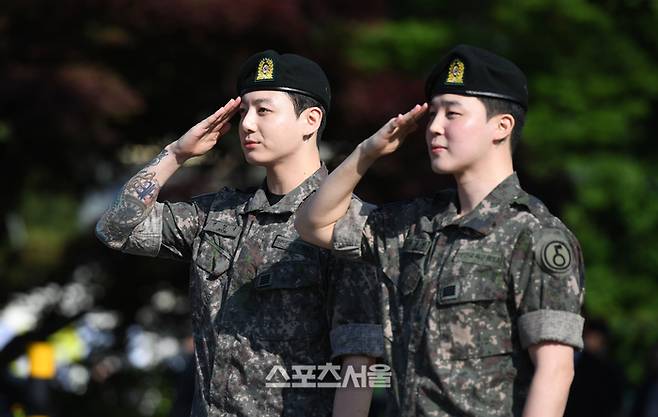 방탄소년단(BTS) 정국(왼쪽), 지민이 11일 경기 연천종합운동장에서 진행된 전역 행사에서 거수 경례를 하고 있다. 지민과 정국은 육군 제5보병사단에서 1년 6개월 동안 군복무를 했다. 2025. 6. 11. 연천 | 최승섭기자 thunder@sportsseoul.com