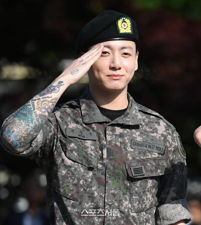 방탄소년단(BTS) 정국이 11일 경기 연천종합운동장에서 진행된 전역 행사에서 포즈를 취하고 있다. 지민과 정국은 육군 제5보병사단에서 1년 6개월 동안 군복무를 했다. 2025. 6. 11. 연천 | 최승섭기자 thunder@sportsseoul.com