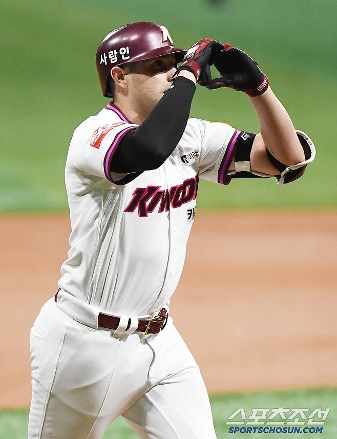 29일 서울 고척스카이돔에서 열린 롯데-키움전. 1회말 2사 후 카디네스가 솔로포를 치고 홈인하며 세리머니를 하고 있다. 고척=정재근 기자 cjg@sportschosun.com/2025.4.29/