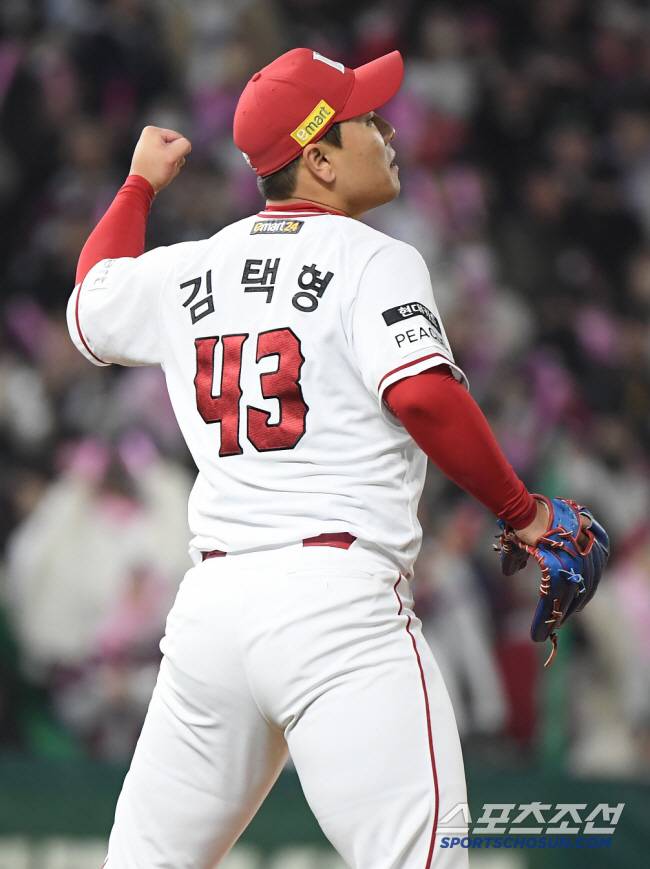 8일 인천 SSG 랜더스필드에서 열린 키움 히어로즈와 SSG 랜더스의 한국시리즈 6차전. 8회초 2사 이정후를 삼진으로 처리한 김택형이 환호하고 있다. 인천=정재근 기자 cjg@sportschosun.com/2022.11.8/