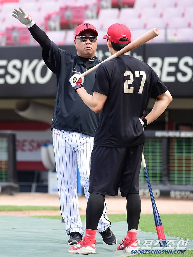 힘차게 타격할 수 있는 이범호 감독의 조언.