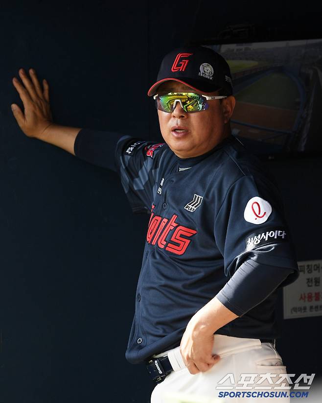 6일 잠실구장에서 열린 두산 베어스와 롯데 자이언츠의 경기. 롯데 김태형 감독이 포수 유강남 볼배합에 불만을 표하고 있다. 잠실=박재만 기자 pjm@sportschosun.com/2025.06.06/