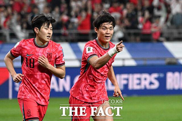 오현규(오른쪽)가 10일 오후 서울 마포구 서울월드컵경기장에서 열린 2026 국제축구연맹(FIFA) 북중미 월드컵 아시아 3차 예선 쿠웨이트전에서 득점 후 기뻐하고 있다. /서울월드컵경기장=남용희 기자