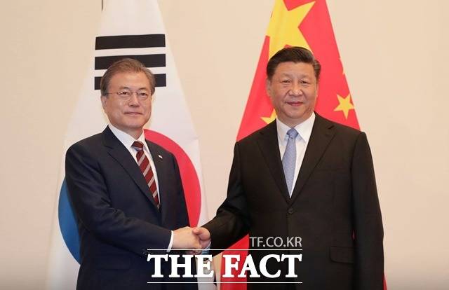 시 주석은 박근혜 당시 대통령의 초청으로 한국을 방문한 2014년 7월 이후 한국을 찾지 않았고, 문재인 전 대통령 때에도 이는 마찬가지였다. 사진은 문재인 대통령과 시 주석이 2019년 6월 27일 일본 오사카 웨스틴 호텔에서 주요 20개국(G20) 계기 한중정상회담에 앞서 악수한 모습. /더팩트DB