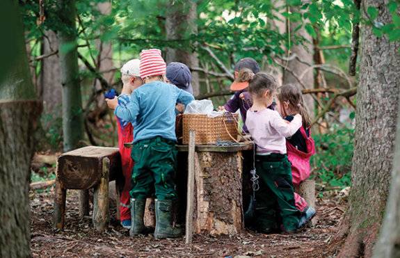 최재진 씨는 아이들이 뛰어논 흔적을 많이 남겨오는 유치원이 좋은 유치원이라고 말한다.