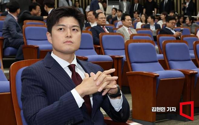 김용태 국민의힘 비상대책위원장이 9일 국회에서 열린 의원총회에 참석하고 있다. 김현민 기자