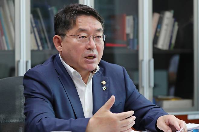 더불어민주당의 대법관 증원법 강행을 반대한 더불어민주당 박희승 의원이 9일 오전 서울 여의도 국회 의원회관에서 본지와 인터뷰를 갖고 있다./남강호 기자