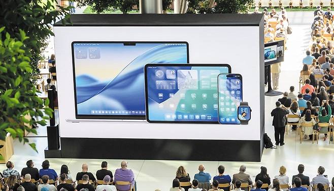 9일 미국 캘리포니아 쿠퍼티노 애플 본사에서 열린 연례 개발자 행사 ‘세계개발자회의(WWDC)’에서 애플의 새로운 사용자 인터페이스(UI) ‘리퀴드 글라스’가 소개되고 있다./AFP 연합뉴스