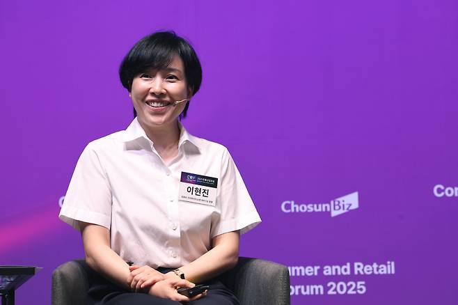 이현진 유튜브 크리에이터·쇼핑 파트너십 총괄이 11일 서울 중구 웨스틴조선호텔에서 열린 ’2025 조선비즈 유통산업포럼’에서 '유튜브 쇼핑과 비디오 커머스의 확장'이라는 주제로 대담을 진행했다./조선비즈