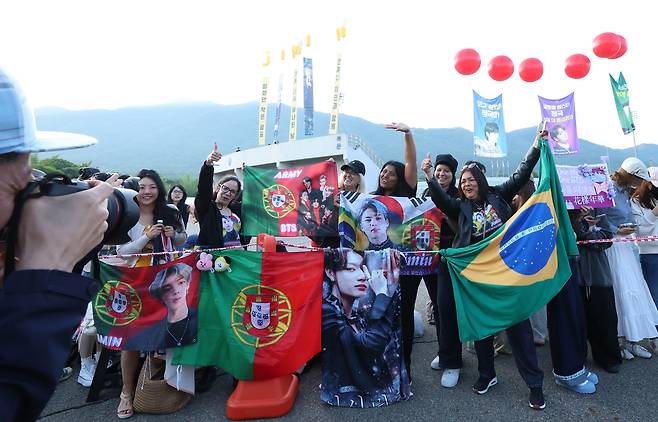 방탄소년단(BTS)의 지민과 정국이 제대하는 11일 오전 경기도 연천군 연천공설운동장에 아미(방탄소년단 팬덤명)들이 현수막을 들고 두 사람을 응원하고 있다. /뉴스1