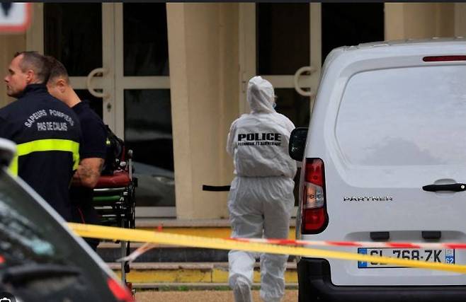 프랑스 수도 파리 동쪽에 있는 노장의 한 중학교에서 10일 가방 검사를 받던 학생이 검사하던 교직원을 흉기로 찔려 숨지게 하는 사건이 발생했다. 사진 출처: 24뉴스HD / 2025.06.10.뉴시스