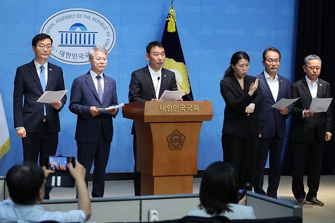 더불어민주당 장경태(왼쪽부터)·민형배·김용민·강준현·김문수 의원이 11일 서울 여의도 국회 소통관에서 검찰청법 폐지법안, 공소청 신설법안 등 검찰개혁을 위해 발의한 법안들에 대해 설명하고 있다. 연합뉴스