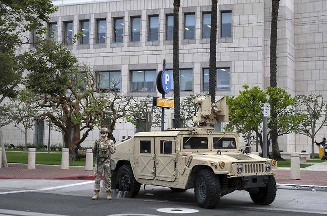 미국 캘리포니아 주방위군이 10일(현지시간) 캘리포니아주 샌타애나의 로널드 레이건 연방 빌딩과 법원 앞에 배치돼 경계 근무를 서고 있다. AP 연합