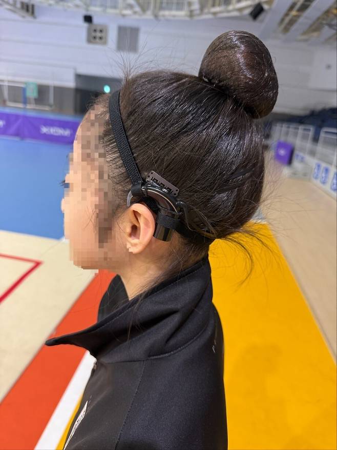 리듬체조 연습을 준비하고 있는 예은이가 귀에 청각보조장치인 인공와우를 착용하고 있다. 엄마제공