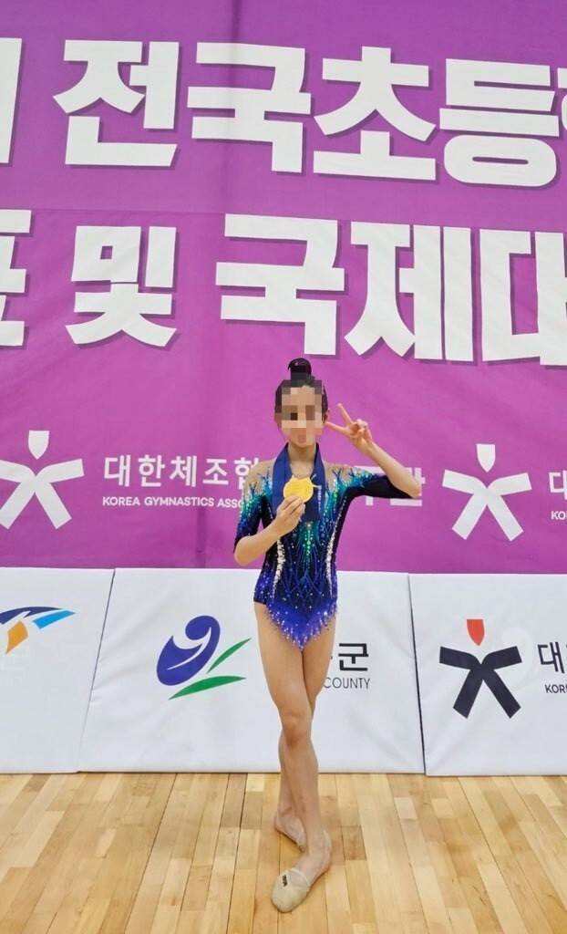 예은이가 지난 4월 열린 제9회 국토정중앙배 전국초등학교 리듬체조대회에서 맨손·후프 단체전 금메달을 딴 뒤 기념사진을 찍고 있다. 엄마 제공