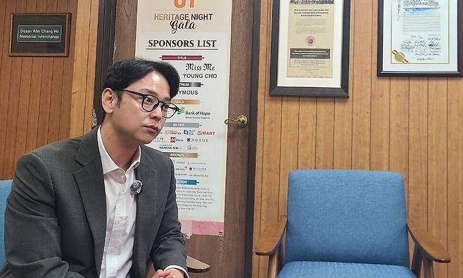 스티브 강 로스앤젤레스 한인회 이사장이 10일(현지시각) 한겨레 등 한국 언론과 인터뷰하고 있다.