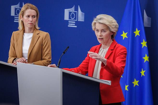 우르줄라 폰 데어 라이엔 유럽연합 집행위원장(오른쪽)과 카야 칼라스 유럽연합 외교안보 고위대표(왼쪽)가 10일 브뤼셸에서 18차 러시아 제재안을 발표하고 있다. EPA 연합뉴스