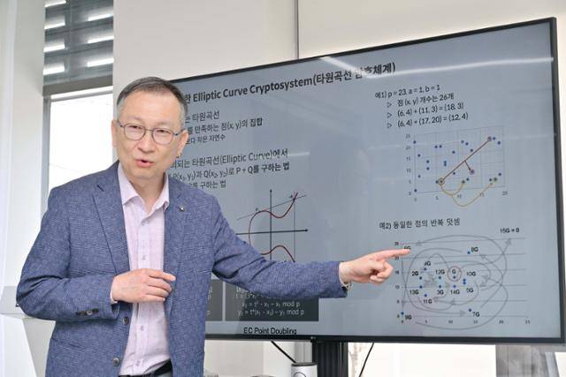 심상규 아우토크립트 기술최고책임자가 5일 서울 삼성동 미래모빌리티센터에서 자동차 사이버 공격에 안전한 암호화 체계에 대해 설명하고 있다. 최주연 기자