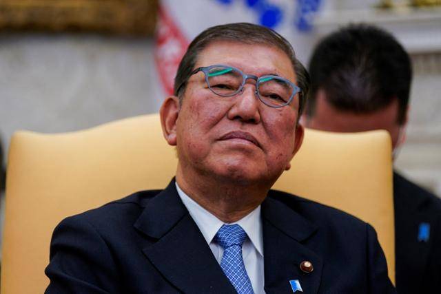 이시바 시게루 일본 총리가 2월 7일 미국 워싱턴 백악관 집무실에서 도널드 트럼프 미국 대통령의 이야기를 들으며 천장을 바라보고 있다. 워싱턴=로이터 연합뉴스