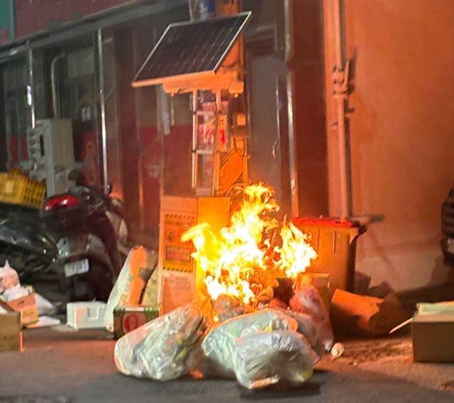 지난 10일 오후 11시 35분쯤 경북 포항세명기독병원 인근 골목길 쓰레기 더미에서 불길이 치솟고 있다. 세명기독병원 제공