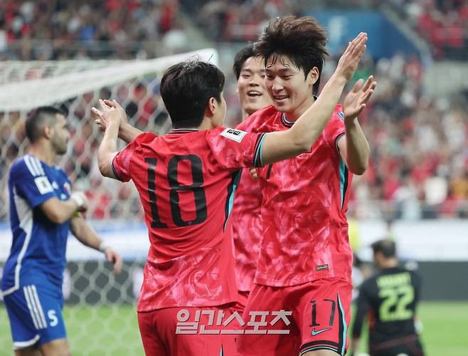 11회 연속 월드컵 본선 진출을 확정지은 대한민국 축구대표팀이 10일 오후 서울 마포구 서울월드컵경기장에서 2026 FIFA 북중미 월드컵 아시아지역 3차 예선 최종전 쿠웨이트와의 경기를 가졌다. 후반 이강인이 팀의 두번째 골을 넣자 배준호가 달려와 함께 기뻐하고 있다. 상암=김민규 기자 mgkim1@edaily.co.kr /2025.06.10/