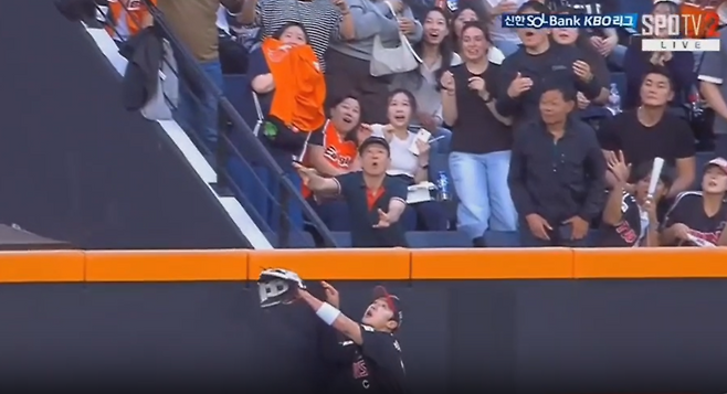 LG 박해민이 30일 대전 한화전 2회 말 수비 도중 채은성의 홈런성 타구를 날아올라 잡아내고 있다. 티빙 중계화면 캡처