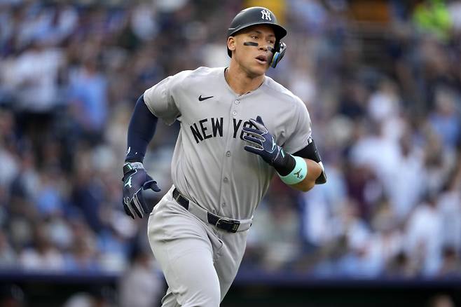 애런 저지가 11일(한국시간) 캔자스시티전 1회 초 2점 홈런을 기록한 뒤 베이스를 돌고 있다. AP=연합뉴스