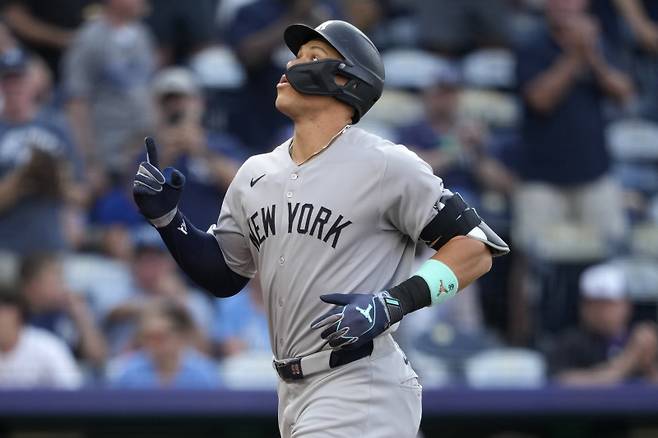 애런 저지가 11일(한국시간) 캔자스시티전 1회 초 2점 홈런을 기록한 뒤 베이스를 돌고 있다. AP=연합뉴스