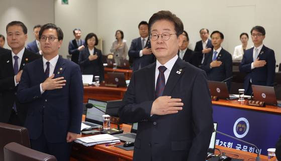 이재명 대통령이 10일 서울 용산 대통령실에서 열린 국무회의에서 국기에 경례하고 있다. 연합뉴스