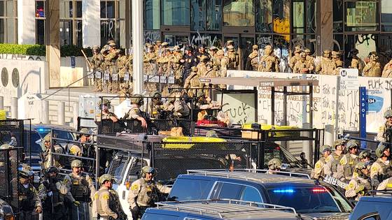 미 북부사령부는 9일 진압을 위해 해병대원 약 700명을 파견했다. 도널드 트럼프 미 대통령은 주방위군 증원을 추가 발표하며 대응 강도를 높여가고 있다. 강태화 특파원