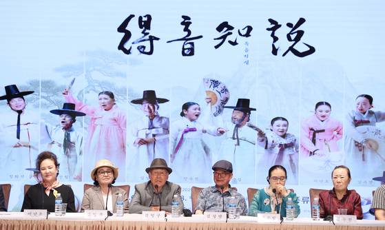 11일 서울 중구 한국의집에서 열린 2025 판소리 합동공개행사 '득음지설' 기자간담회에서 김일구 국가무형유산 판소리 적벽가 보유자(왼쪽 세번째)가 질문에 답하고 있다. 판소리·고법 보유자 12인을 한자리에서 만날 수 있는 이 공연은 오는 26일부터 민속극장 풍류에서 총 5회 열린다. 연합뉴스