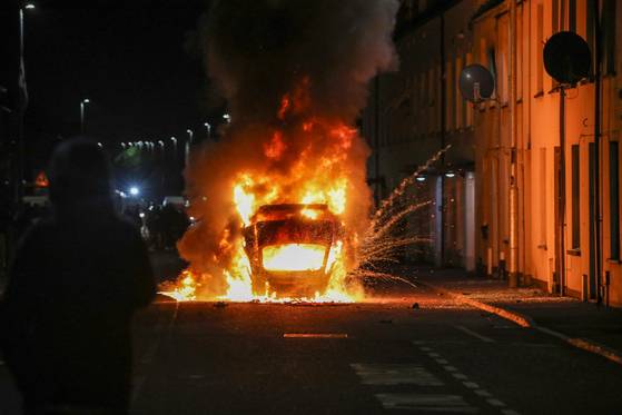 10일 밤 북아일랜드 밸리미나에서 벌어진 폭력 시위. AFP=연합뉴스