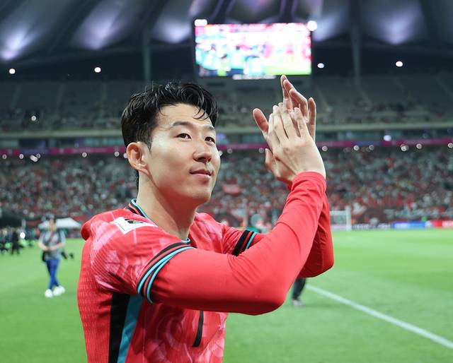 ▲ 한국 축구 국가대표팀 주장 손흥민이 10일 서울월드컵경기장에서 열린 11회 연속 월드컵 본선 진출 축하 행사에서 관중들에게 인사를 하고 있다. 연합뉴스