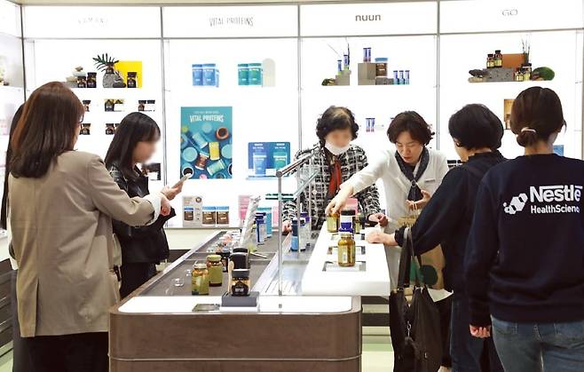 현대백화점이 최근 서울 목동점에 연 헬스케어 전문 매장 '네슬레 헬스사이언스 스토어'. /현대백화점 제공
