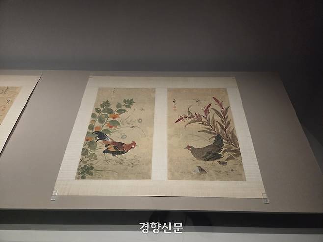 대구간송미술관에서 열리는 특별전 ‘화조미감’에 전시 중인 겸재 정선의 <화훼영모화첩> 중 ‘등롱웅계’(왼쪽)와 ‘계관만추’. 대구 | 윤승민 기자