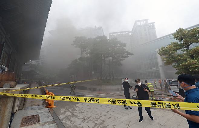 Black smoke rises from the Korean Buddhism History and Culture Memorial Hall next to Jogyesa, a Buddhist temple in central Seoul, Tuesday. (Yonhap)