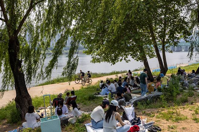 노들섬에서 피크닉을 즐기는 시민들 / 사진=서울관광재단