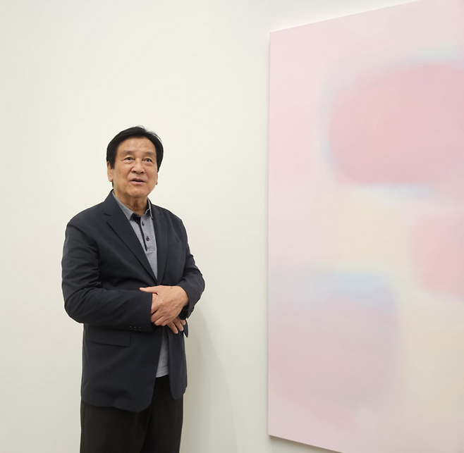 서승원 화백이 자신의 개인전이 열리고 있는 PKM갤러리에서 작품에 대해 설명하고 있다. 송경은 기자