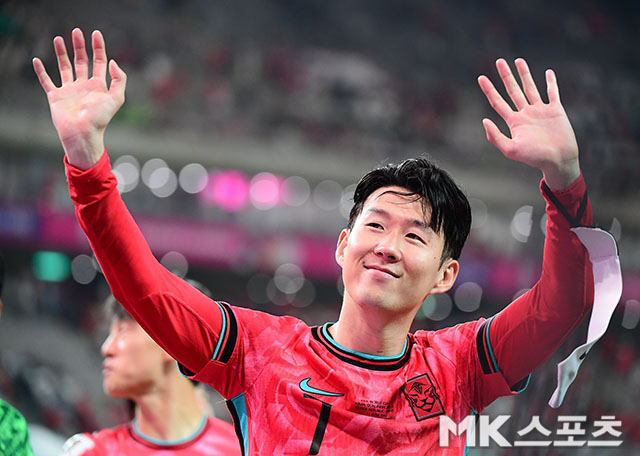 손흥민이 A매치 통산 134번 째 경기를 소화했다. 그는 대표팀의 월드컵 본선 진출과 소소팀 토트넘의 유럽축구연맹(UEFA) 유로파리그 우승을 이끌었다. 10일 서울월드컵경기장에서 열린 쿠웨이트와 2026 북중미 월드컵 3차 예선 10차전 후 “마지막까지 행복한 축구 인생이 될 수 있게 많은 응원을 부탁드린다”라고 말했다. 사진=김영구 기자