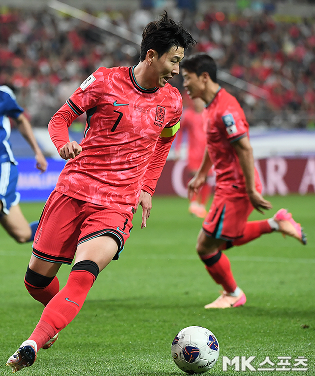 손흥민은 10일 서울월드컵경기장에서 열린 쿠웨이트와 2026 북중미 월드컵 3차 예선 10차전에서 후반전 교체 출전했다. 발 부상임에도 홈 팬들에게 인사를 건넸다. 사진(상암 서울)=천정환 기자